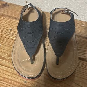 Women’s Strap Sandals. Size 9/10